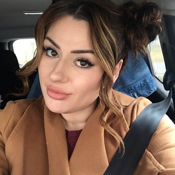 Meet your Posher, Kaitlyn - Picture 3 of 6